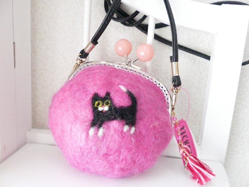 Wool felt gypsy cat with big size strap - Messenger Bags & Sling Bags - Wool Pink
