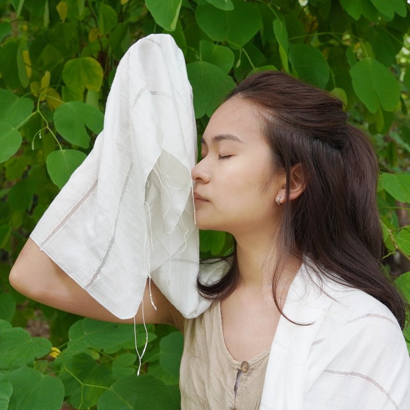 Pure and dye-free #023//glossy white hand-woven silk cotton/four seasons cool shawl (wispy pattern) - Scarves - Cotton & Hemp 