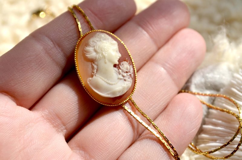 Antique shell embossed goddess pattern retractable necklace Japanese high-end second-hand vintage lady light jewelry - Necklaces - Shell Gold