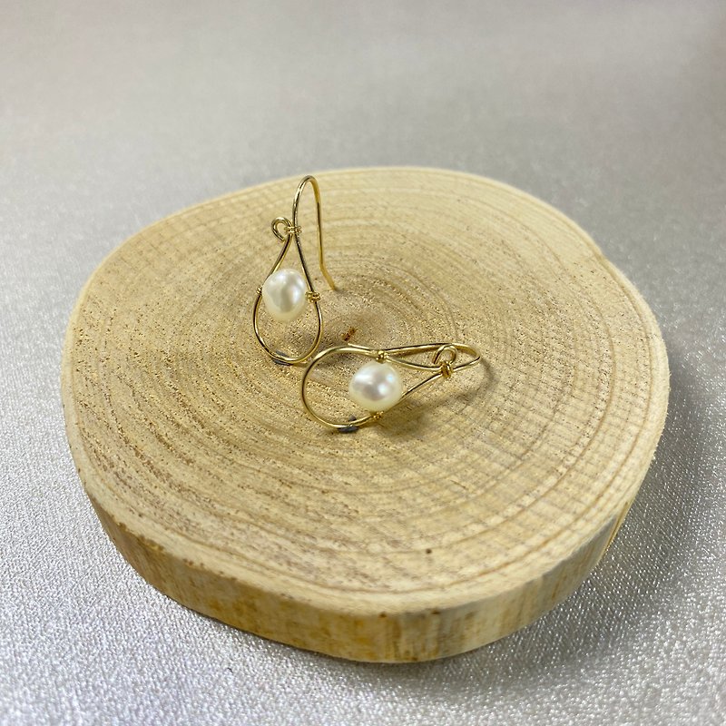 Oval drop-shaped pearl drop earrings - ต่างหู - ไข่มุก 