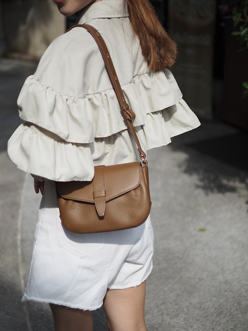 Charin Kate (Walnut brown) : Crossbody bag, Cow Leather , Lightweight bag, Shoulder bag