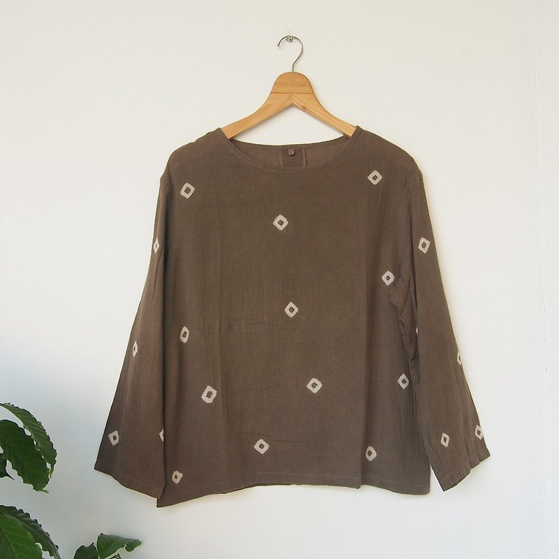 linnil: Brown dots long sleeve shirt - เสื้อผู้หญิง - ผ้าฝ้าย/ผ้าลินิน สีนำ้ตาล