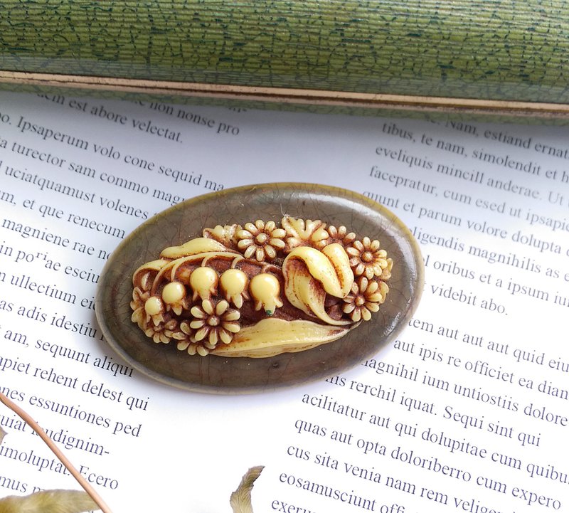 【美國西洋老件別針 】雕刻 鈴蘭花簇 別針  胸針 - 徽章/別針 - 其他材質 金色