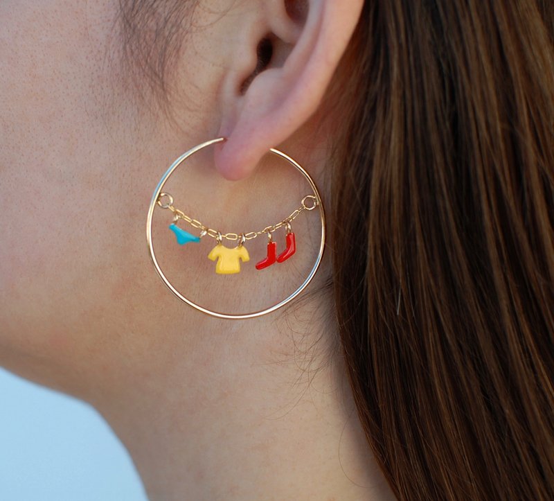 ランドリーデー ゴールドフープイヤリング エナメルチャーム付き ハンドメイド - ピアス・イヤリング - 銅・真鍮 ゴールド