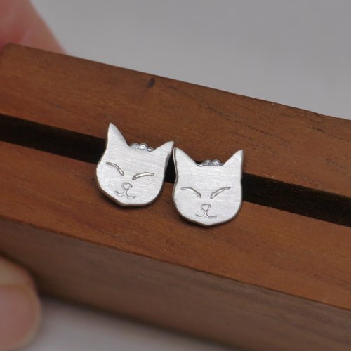 Enchant Jewelry 貓臉表情包耳環 瞇瞇眼爽爽貓耳針