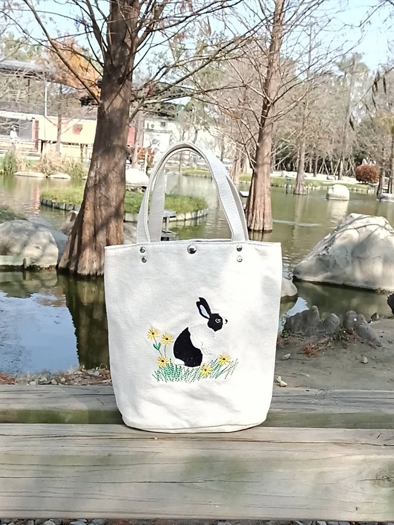 Rabbit embroidered small tote bag embryo cloth bag tote bag - กระเป๋าถือ - ผ้าฝ้าย/ผ้าลินิน 