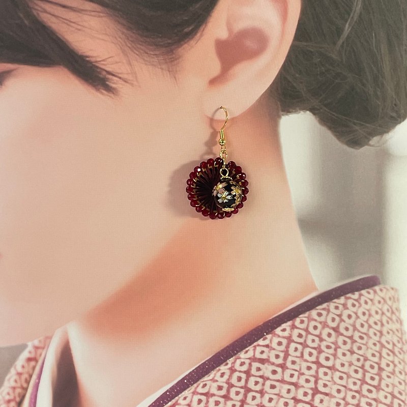 Japanese-style cherry blossom pattern earrings with a red wine-like color - Earrings & Clip-ons - Thread Red
