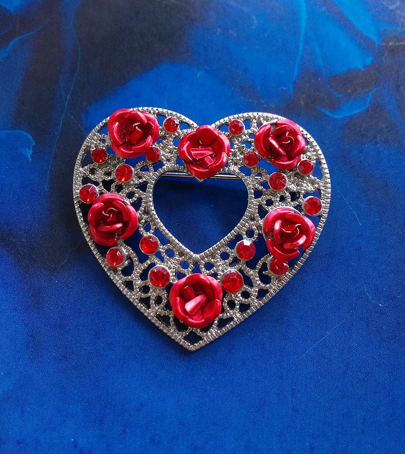 Vintage Jewelry 西洋古董飾品 立體簍空 紅玫瑰愛心 別針 - 徽章/別針 - 其他金屬 金色