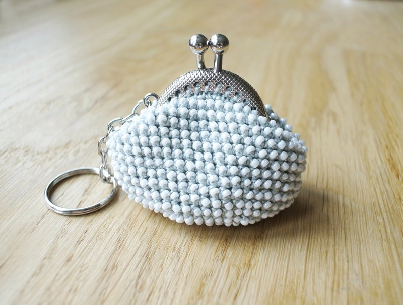 Coin purse, white crochet purse, clasp purse, keychain, beaded purse - กระเป๋าใส่เหรียญ - วัสดุอื่นๆ ขาว