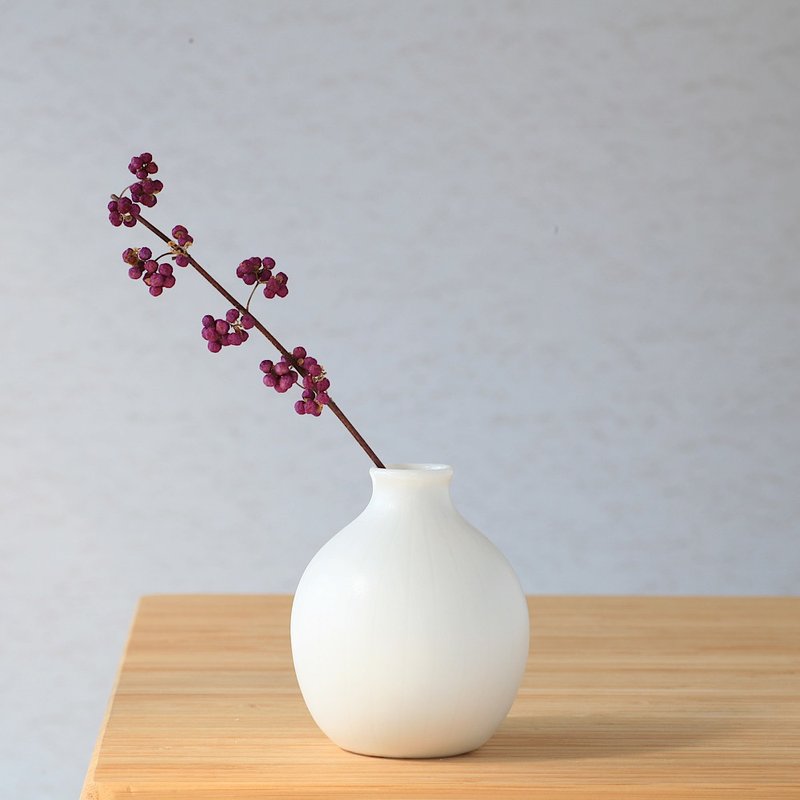 白い磁器の丸い一輪挿し - 花瓶/花器 - 瓷 白色