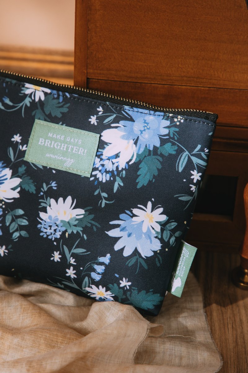 Printed Storage Bag-Summer Night and Flowers - กระเป๋าเครื่องสำอาง - เส้นใยสังเคราะห์ สีน้ำเงิน