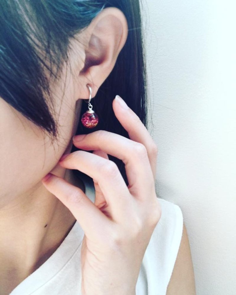 Red rose flowing ores glass ball earrings [butterfly powder and rose] - Earrings & Clip-ons - Glass Pink