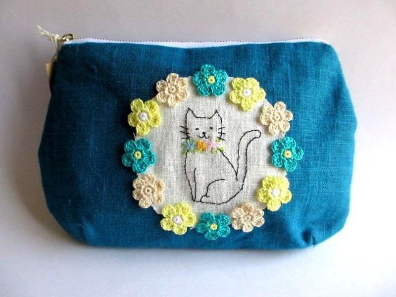 Flowers and cats of linen pouch * turquoise blue A - กระเป๋าเครื่องสำอาง - ผ้าฝ้าย/ผ้าลินิน สีน้ำเงิน