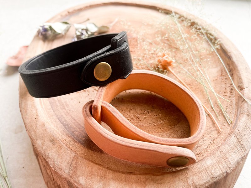 Customized vegetable tanned leather bracelet - สร้อยข้อมือ - หนังแท้ 