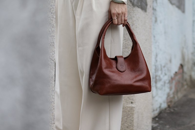 [New product launch] Leather dumpling bag/shoulder bag/handbag with various carrying methods for graduation season gifts - กระเป๋าถือ - หนังแท้ สีนำ้ตาล