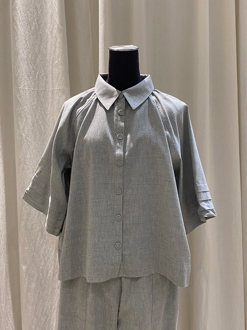 pleated sleeve shirt - เสื้อเชิ้ตผู้หญิง - ผ้าฝ้าย/ผ้าลินิน สีเทา