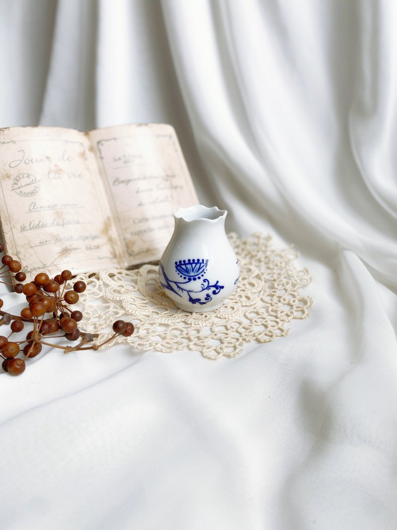 [Good Day Fetish] East Germany brought back classic Chinese style blue and white pattern small vases and small flower utensils - Pottery & Ceramics - Porcelain White