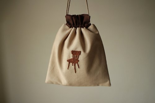 tokay.tw 日常物件003 / 木頭色溫莎椅 手工刺繡束口袋 M