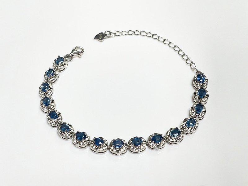 Sapphire bracelet with burnt sapphire 925 sterling silver bracelet hand-set adjustable bracelet - สร้อยข้อมือ - เครื่องเพชรพลอย 