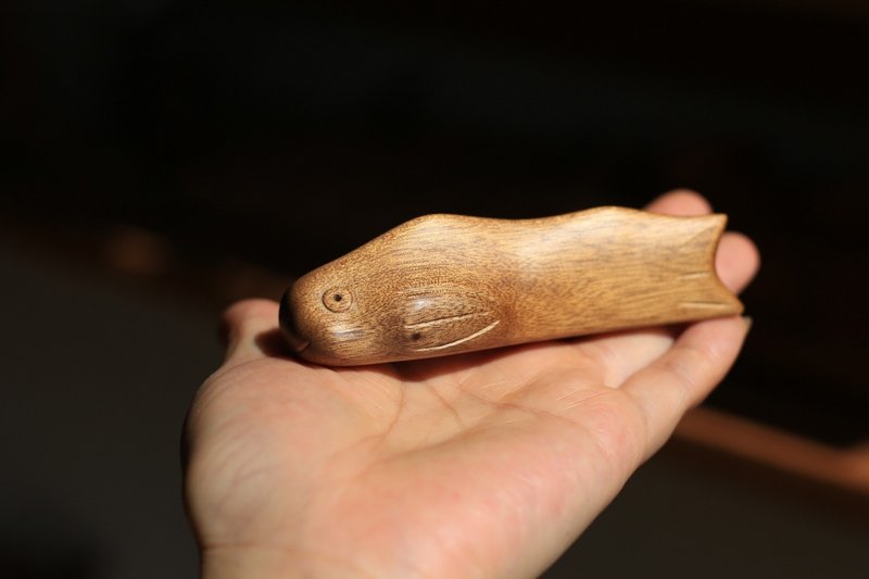 壹染指原創木雕 | 金絲楠 老料 無漆無蠟 | 筆擱 手把件 一物一圖 - 擺飾/家飾品 - 木頭 金色