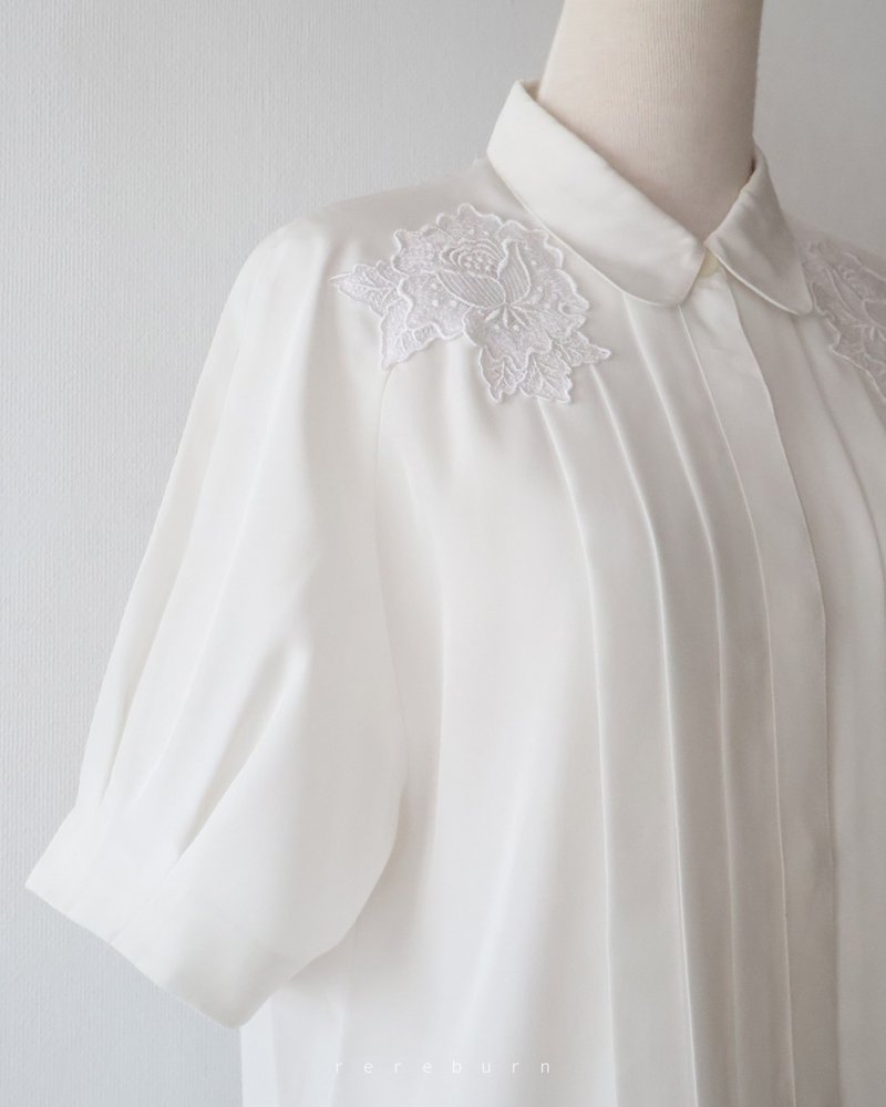 Japanese-made retro floral embroidered loose short-sleeved off-white vintage shirt - เสื้อเชิ้ตผู้หญิง - เส้นใยสังเคราะห์ ขาว