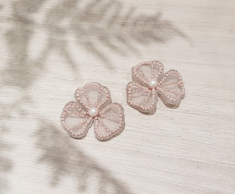 フランスの立体手作り刺繡3枚花びらフラワーピアスフラワーミストパウダー - ピアス・イヤリング - 刺しゅう糸 ピンク