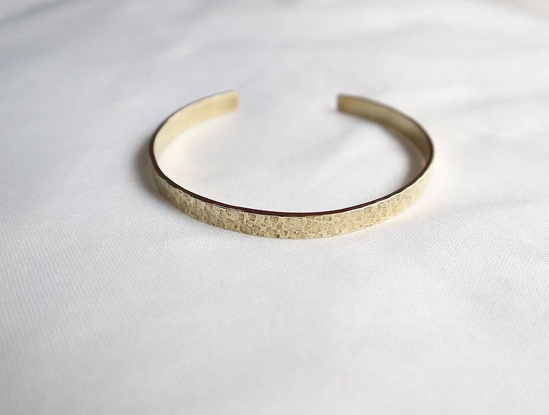 Ni.kou brass irregular grain bracelet (wide version) - สร้อยข้อมือ - โลหะ 