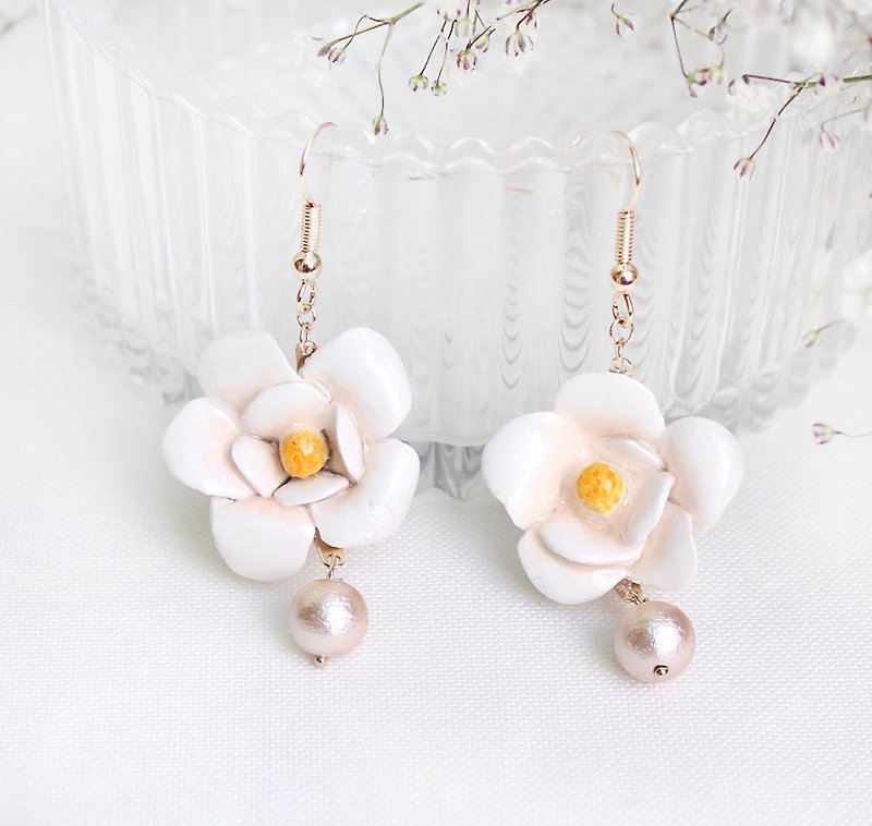 Handmade Camellia earrings (White) - ต่างหู - ดินเหนียว ขาว
