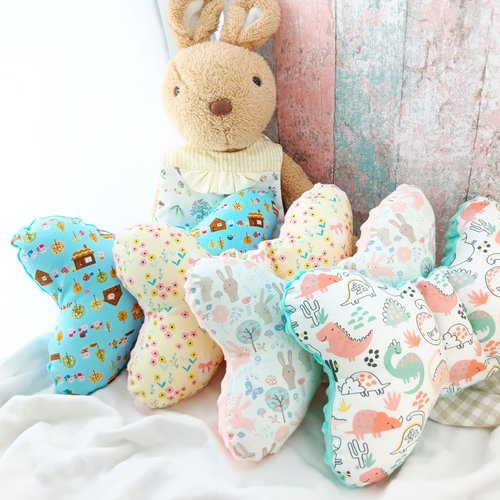 QQ rabbit 手工嬰幼兒精品 彌月禮盒 免費繡名字。多款可選。蝴蝶枕 推車枕 嬰兒枕 寶寶枕