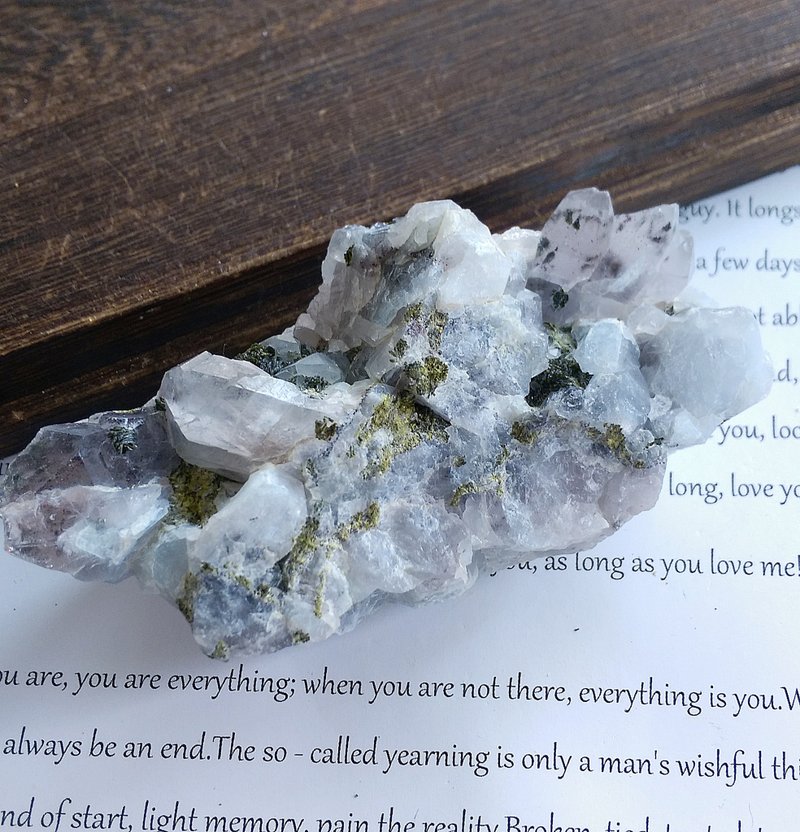 Quartz with lnclusions 綠簾石共生礦 花園水晶 天然礦石 原礦 - 擺飾/家飾品 - 其他材質 
