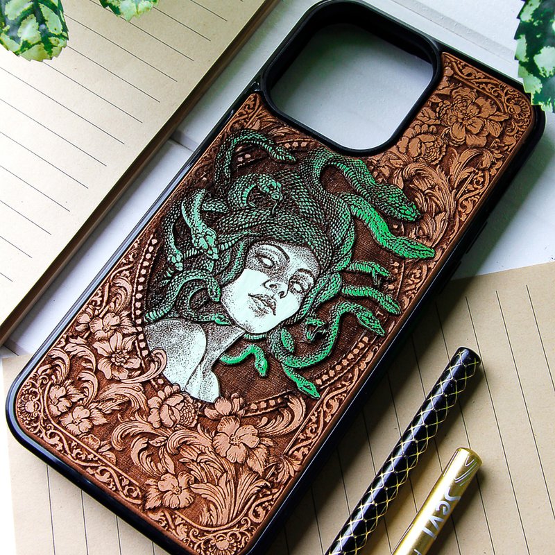 Medusa Recolored -  Phone case wood laser engraved + hand painting - 手機殼/手機套 - 木頭 咖啡色