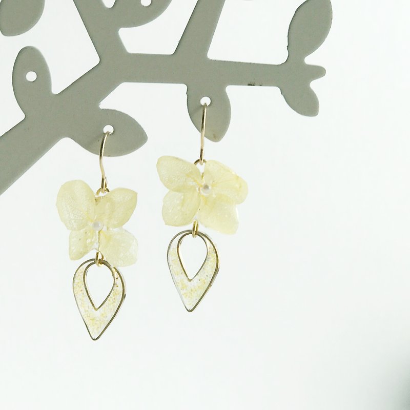 Real flower Hydrangea Earrings 18KGP earrings - ต่างหู - พืช/ดอกไม้ สีเหลือง