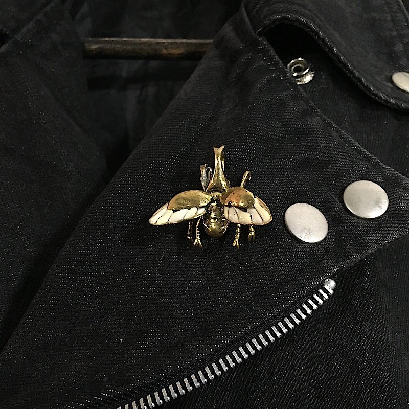 Flying Rhino beetle Brooch in Brass - 胸針 - 其他金屬 