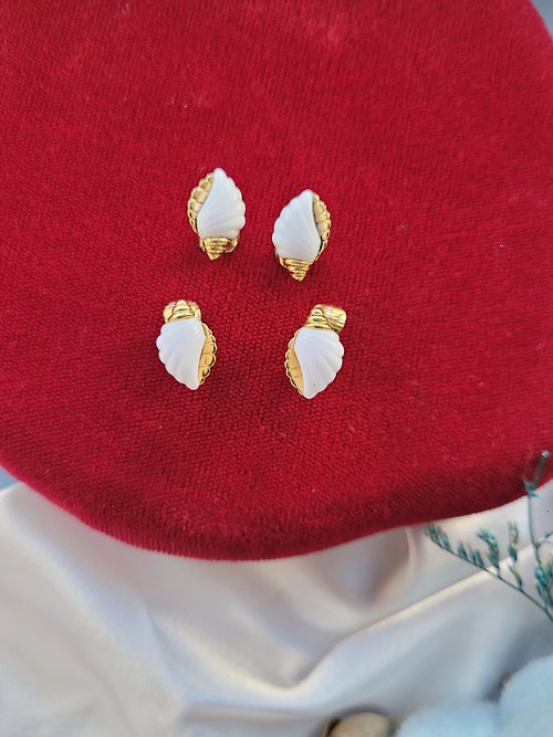 Hale黑爾典藏西洋古董 美國西洋古董飾品 / 1985年AVON白色貝殼夾式耳環/針式耳環