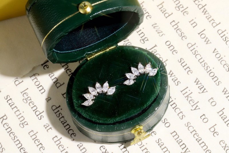 18K金白金鑽石耳釘- 馬眼微笑設計 - 耳環/耳夾/耳骨夾 - 貴金屬 