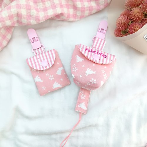 QQ rabbit 手工嬰幼兒精品 彌月禮盒 粉紅兔兔-2款可選。3件組 。平安符袋+奶嘴袋+奶嘴鏈(可繡名字)