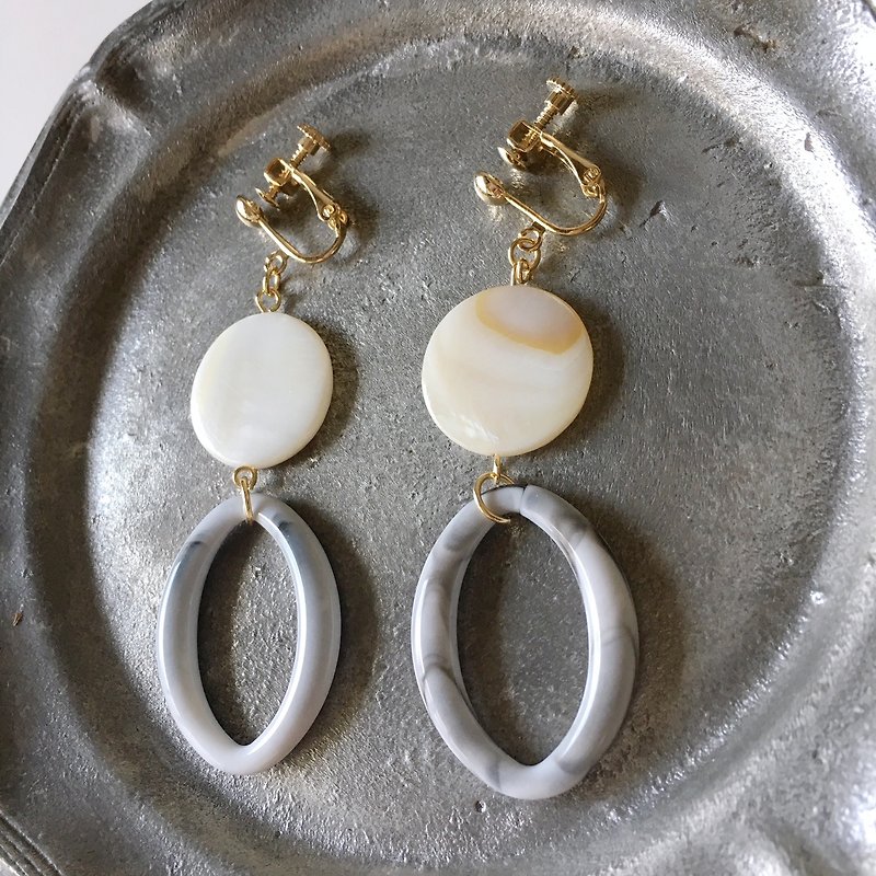 Shellfish and Gray hoop earrings - Earrings & Clip-ons - Shell White