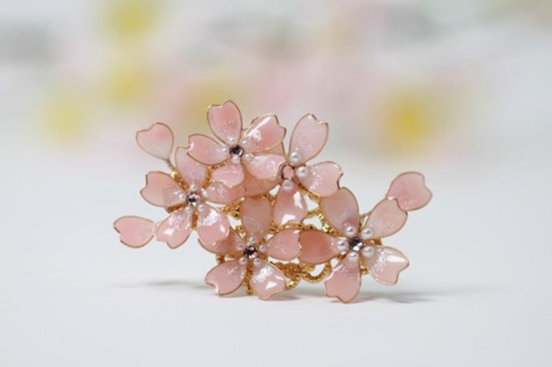 Cherry blossoms dancing brooch (5 flowers) - เข็มกลัด - พลาสติก สึชมพู