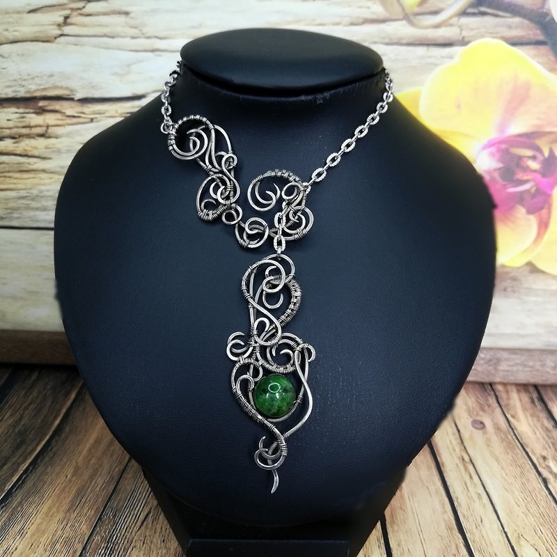 เครื่องเพชรพลอย สร้อยคอ สีเขียว - 绿色项链 Metal braided necklace pendant with gemstone