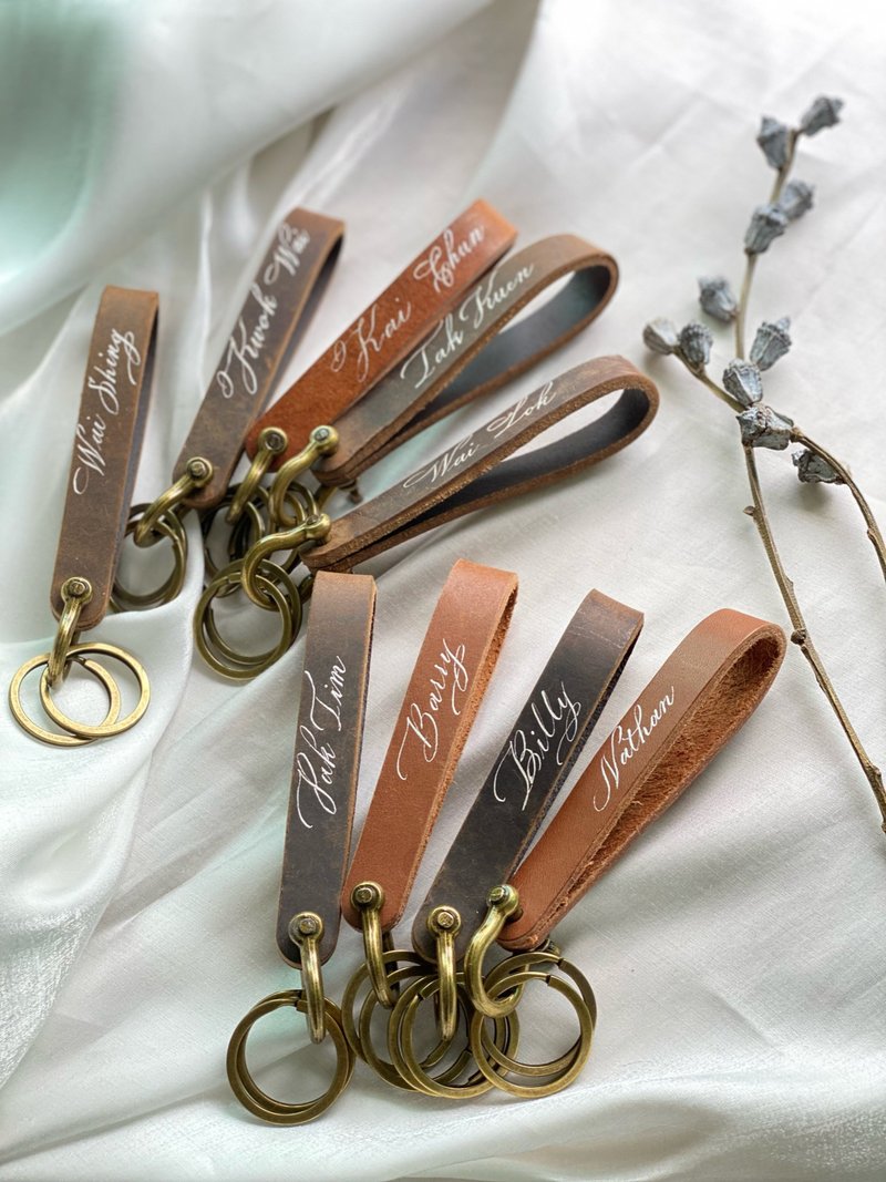 真皮鑰匙圈 黃銅馬蹄扣吊飾 專屬西洋書法刻字 | 頭層牛皮 - 吊飾/掛飾 - 真皮 咖啡色
