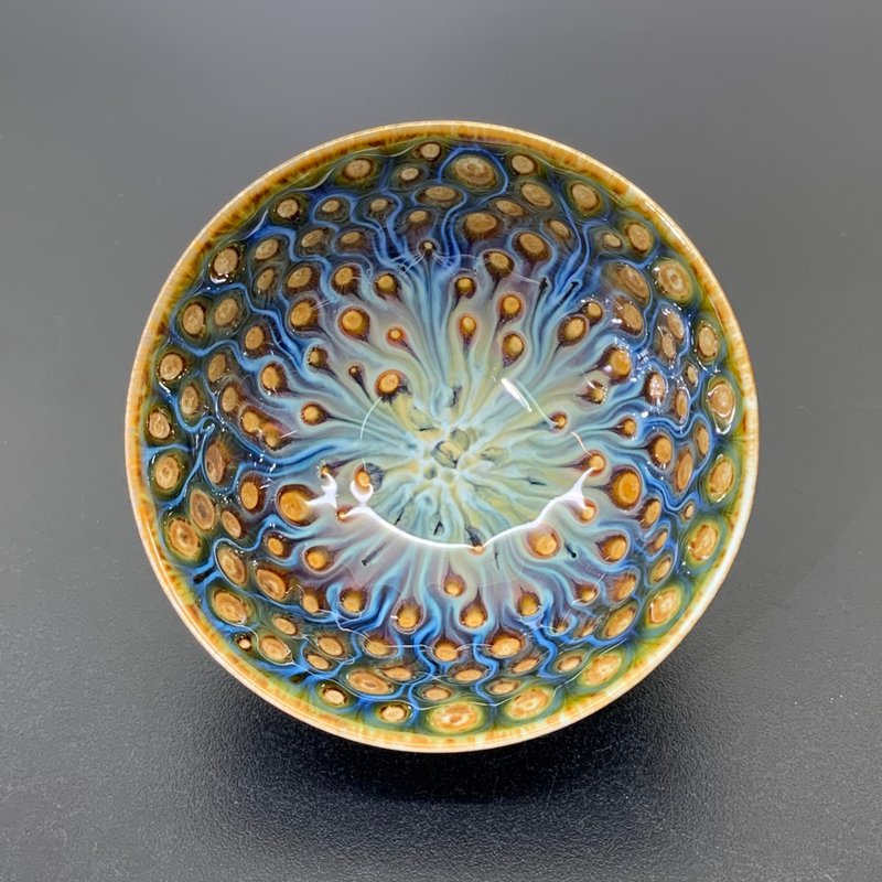 Peacock teacup / Taiwan pottery artist Yu-ning, Chiu - ถ้วย - เครื่องลายคราม หลากหลายสี