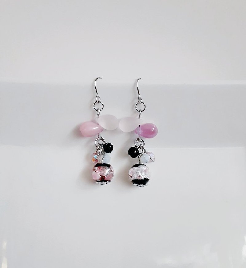 Glass beads dangling from the glass. Small jingling earrings made of drops and glass beads. Night cherry blossom pink. Glass beads. Birthday present. Can be changed to hypoallergenic earrings or Clip-On. - ต่างหู - แก้ว สึชมพู