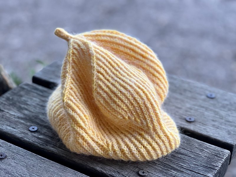 冬季限定 嫩嫩黃 手工平編織 棉羊蓓蕾造型帽 - 帽子 - 羊毛 黃色