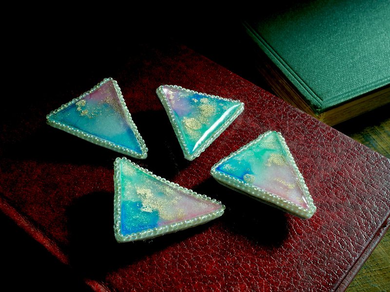 Triangular Brooch of Pieces of the Cosmos - Brooches - Plastic 