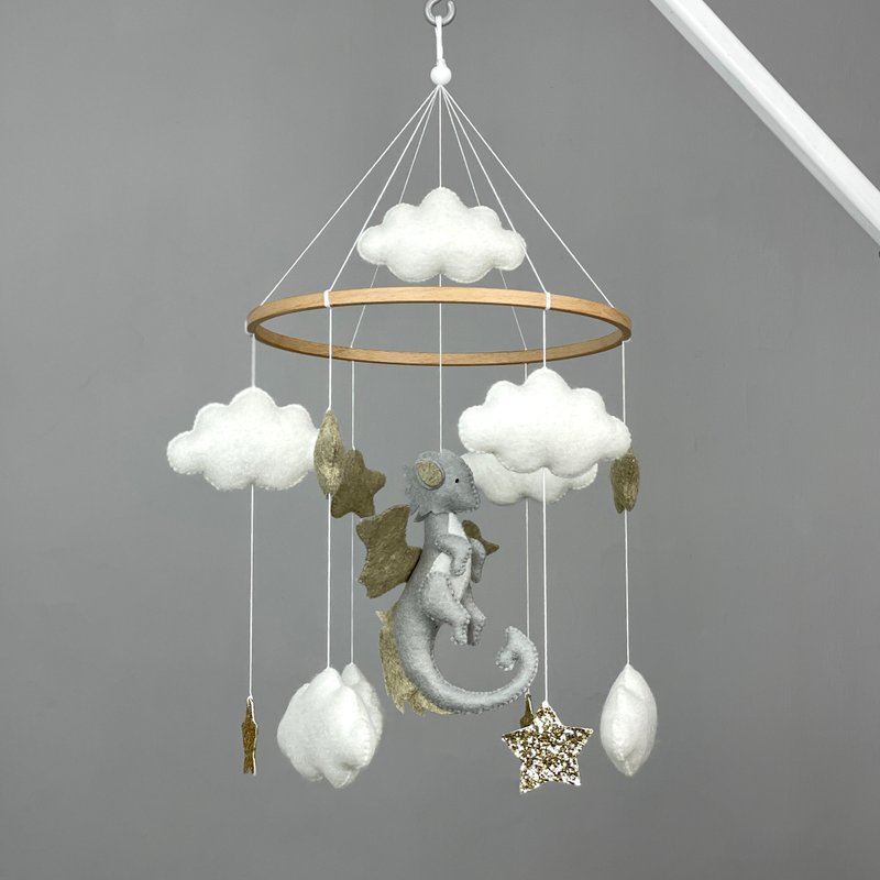 Dragon baby mobile neutral Dragon crib mobile Fantasy nursery decor Felt hanging - ของเล่นเด็ก - วัสดุอื่นๆ สีเทา