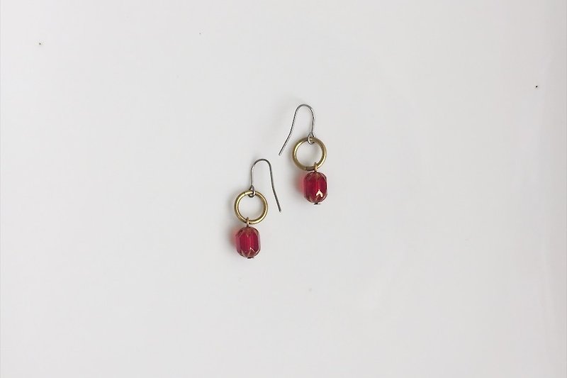 寶石紅方塊 黃銅造型耳環 - 耳環/耳夾 - 玻璃 紅色