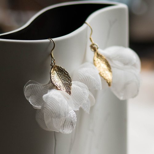 艸化工事 Maison du Corsage Holly 不規則蕾絲湯匙紗花金葉垂墜耳環