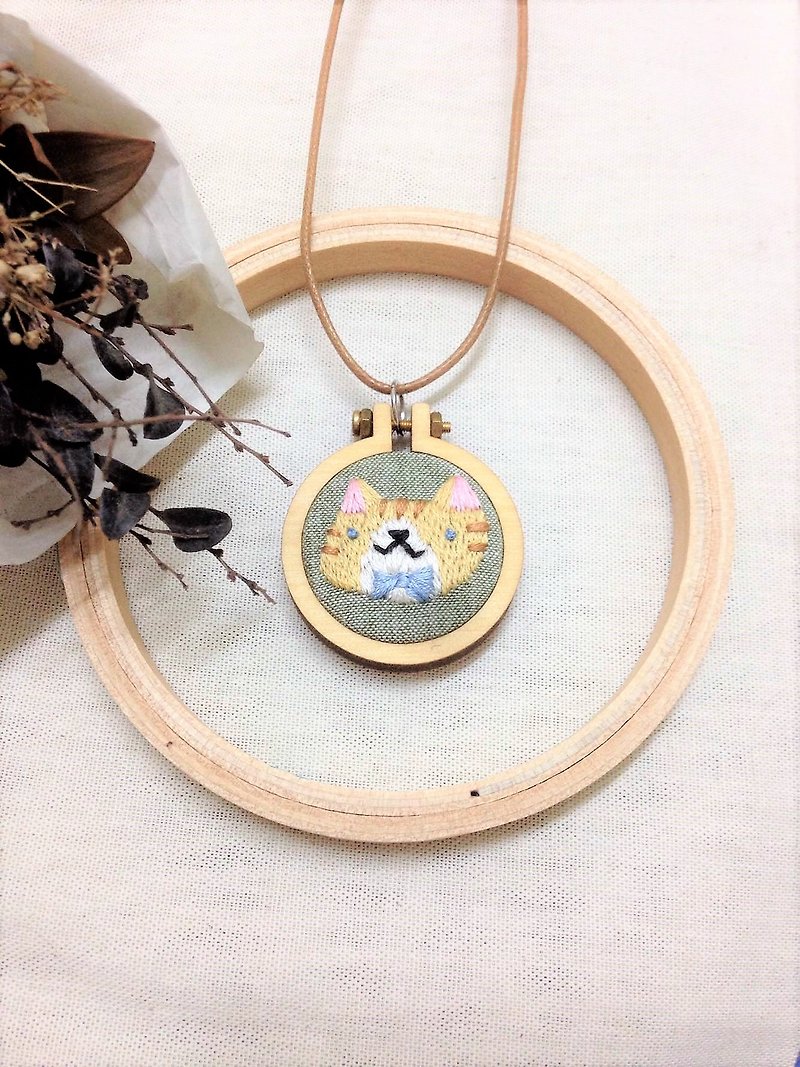 Mini Hand Embroidery - Orange Tabby Cat Necklace - Necklaces - Thread Multicolor
