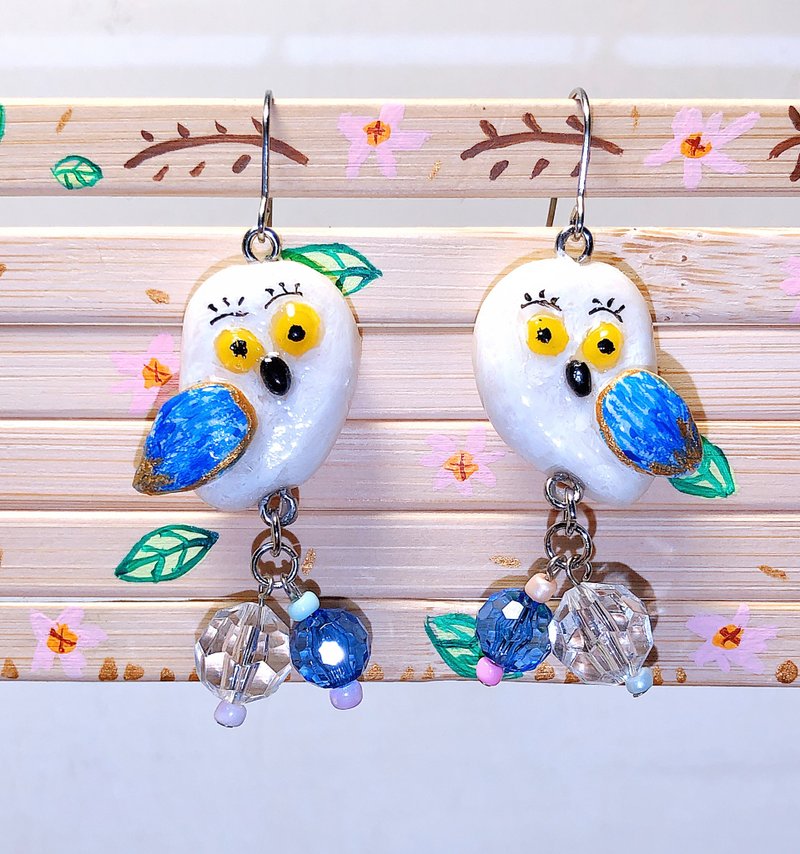 貓頭鷹 手作黏土耳環 手繪捏製 不銹鋼 吊墜款 - 耳環/耳夾/耳骨夾 - 黏土 白色