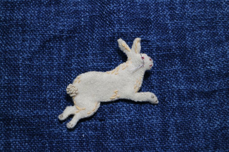 Childlike Zoo Series Rabbit Hand Embroidered Pin B Style - เข็มกลัด/พิน - งานปัก ขาว